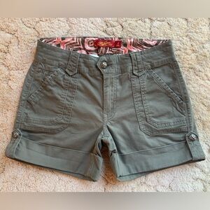 GUC WOMEN’S ONE SONG KHAKI CUFFED SHORTS IN SIZE 4